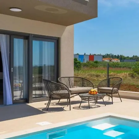 Esmeralda Two By Briskva *