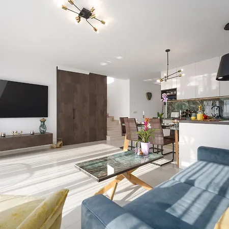 Esmeralda Two By Briskva *