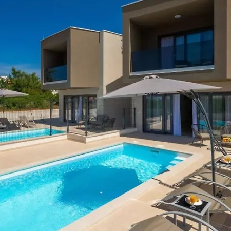 Esmeralda Two By Briskva ヴィラ