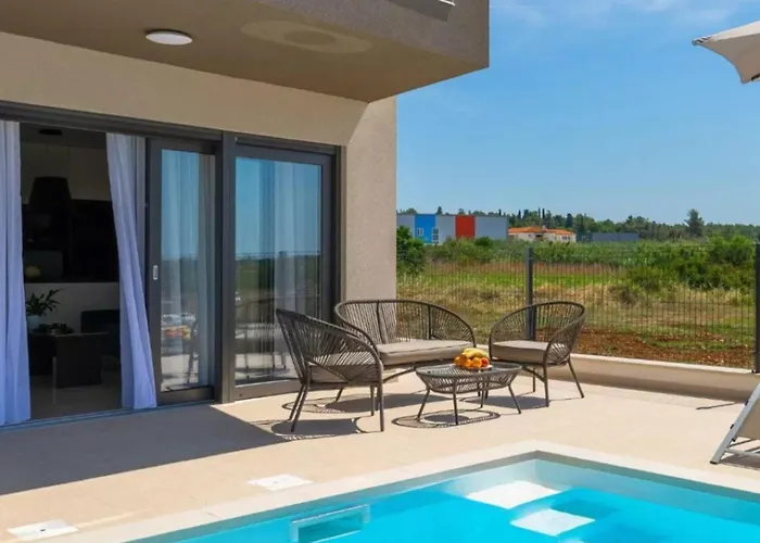 Esmeralda Two By Briskva *