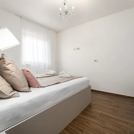 Esmeralda Two By Briskva Villa *