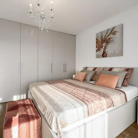 Esmeralda Two By Briskva Villa *